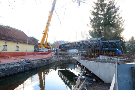 POSTAVITEV BRVI ČEZ CERKNIŠČICO 10 FOTO LJUBO VUKELIČ